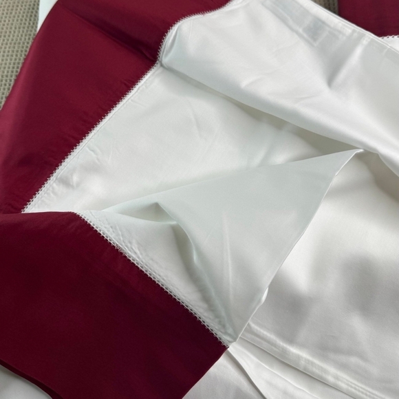 Elegant White and Red Bedding Sheet Set - Picture 2 of 8